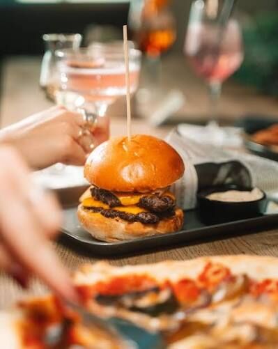 Burger mit doppeltem Käse im Restaurant Wohnzimmer Würzburg