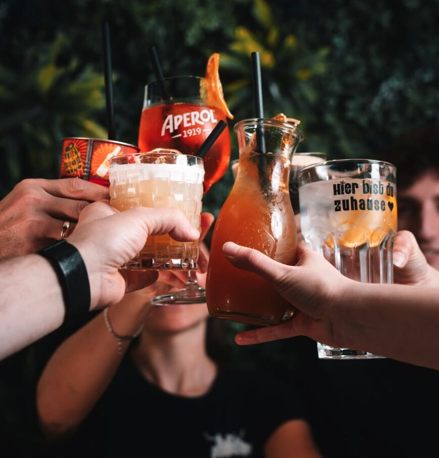 Anstoßen mit Cocktails