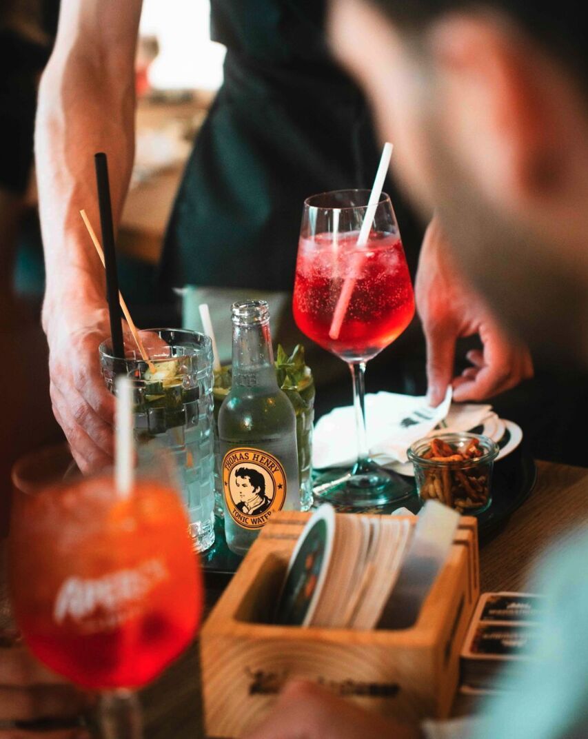 Spritz, Gin Tonic und Mojito auf dem Tisch