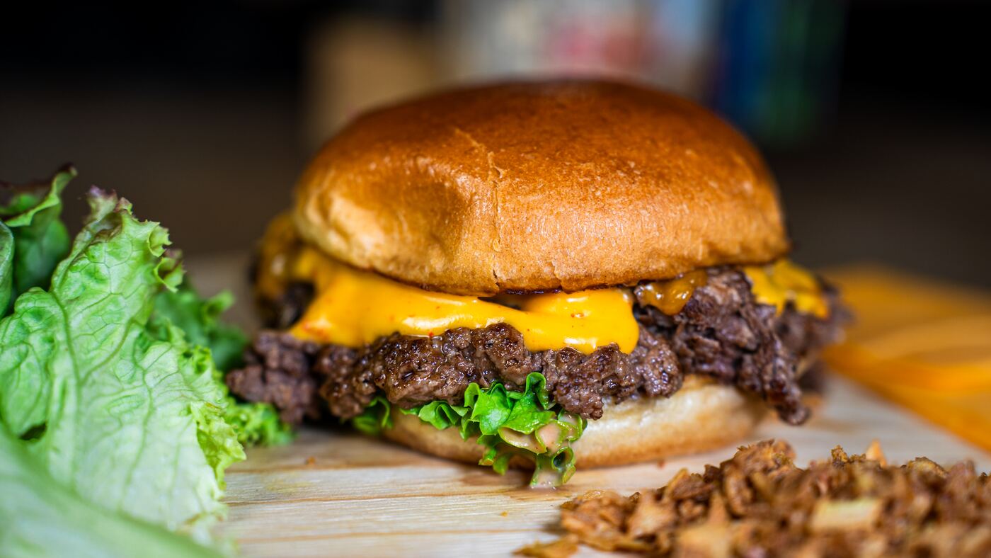 Burger in der Wohnzimmer Bar Coburg, Smashburger mit geschmolzenem Cheddar und krosser Kruste